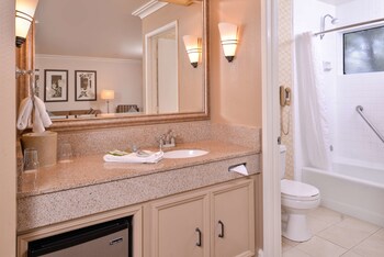 Executive Room, 1 King Bed, Non Smoking, Refrigerator