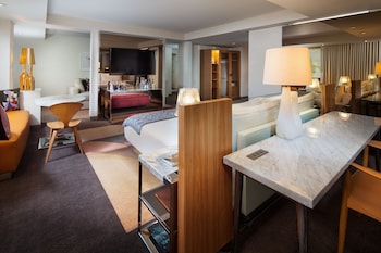 Signature Suite, 1 King Bed, Non Smoking