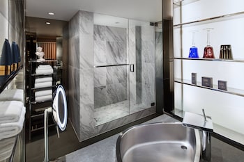 Signature Suite, 1 King Bed, Non Smoking
