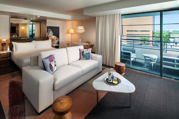Studio Suite, 1 King Bed, Non Smoking (Balcony)