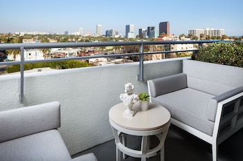 Studio Suite, 1 King Bed, Non Smoking (Balcony)