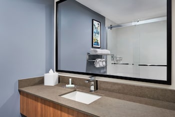 Room, 2 Queen Beds (Mobility/Hearing Access, Roll-in Shwr)