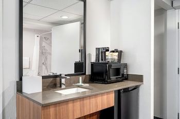 Room, 2 Queen Beds, Roll-in Shower