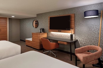 Room, 2 Queen Beds, Mobility Accessible, Bathtub