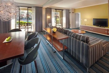 Suite, 1 King Bed, Accessible