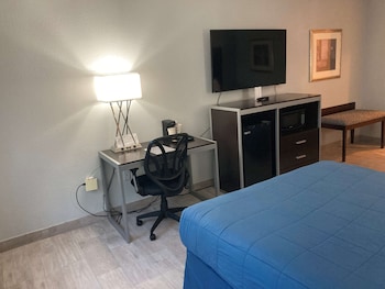 Standard Room, 2 Queen Beds, Non Smoking, Refrigerator & Microwave (Pet Friendly)