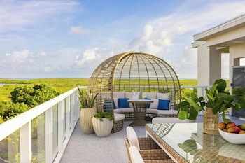 Suite, 1 King Bed with Sofa bed, Oceanfront
