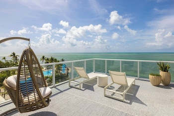 Suite, 1 King Bed with Sofa bed, Balcony, Oceanfront