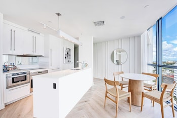 Oceanfront, 1 Bedroom Suite, 1 King, Corner room, Balcony