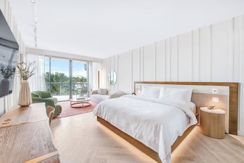 Guest room, 1 King, 3rd -4th Floor view, Partial ocean view, Balcony(Mobility Accessible, Roll-in Sh