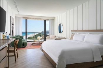 Studio Suite, Guest room, 1 King, 5th-19th Floor view, Ocean view, Balcony