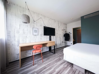 Standard Room, 1 King Bed