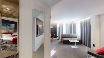 Suite, 1 Queen Bed with Sofa bed