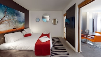Suite, 1 Queen Bed with Sofa bed