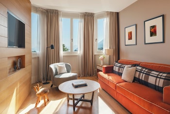 Suite, Lake View