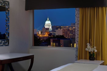 Deluxe Room, 1 Queen Bed, Accessible (Hearing)
