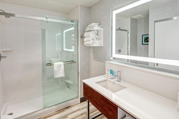 Room, 1 King Bed, Hearing Accessible, Microwave (Hearing)