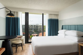 Room, 2 Queen Beds, Pool View