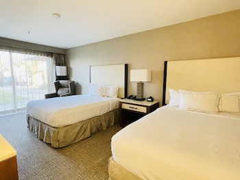 Room, 2 Queen Beds, Accessible (Roll-in Shower)