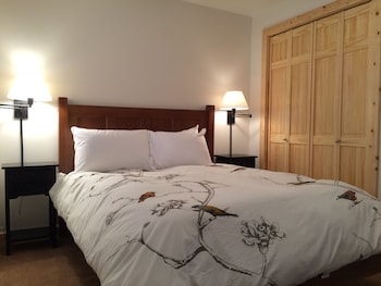 Traditional Condo, 1 Queen Bed, Kitchen, Mountain View (1 bedroom 1 bath condo)