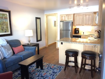 Traditional Condo, 1 Queen Bed, Kitchen, Mountain View (1 bedroom 1 bath condo)