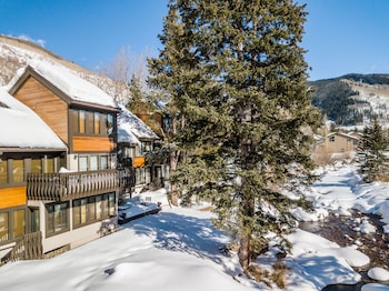 Traditional Townhome, Multiple Beds, Kitchen (3 Bedroom full kitch & Living area)