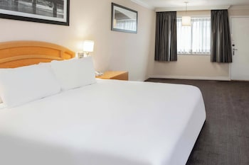 Standard Room, 1 King Bed (Monashee Building)