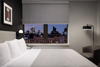 Deluxe Room, 1 King Bed (Broadway View)