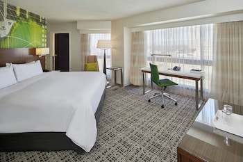 Club Room, 1 King Bed, Corner (Mobility/Hearing Accessible, Tub)