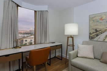 Suite, 1 Queen Bed with Sofa bed (Mobility Accessible, Roll-In Shower)