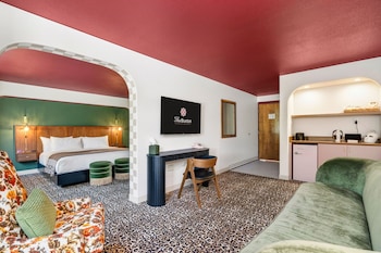 Suite, 1 King Bed, Non Smoking (with Sofabed)