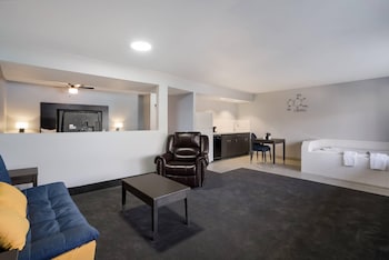 Suite, 1 King Bed, Non Smoking (Efficiency)