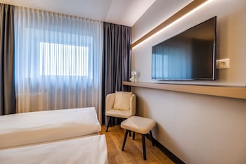 Standard Single Room, 1 Queen Bed