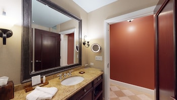 Studio Suite, 1 King Bed, Mobility Accessible, Oceanfront