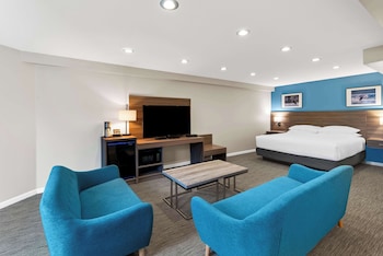 Executive Suite, 1 King Bed, Non Smoking (Living Room)