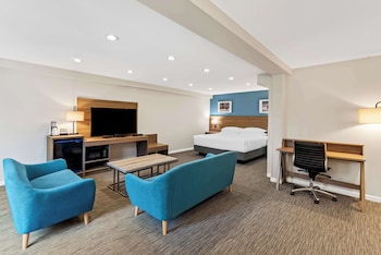 Executive Suite, 1 King Bed, Non Smoking (Living Room)