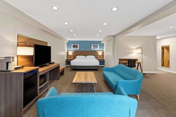Executive Suite, 1 King Bed, Non Smoking (Living Room)