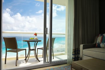 Studio, 1 Queen Bed with Sofa bed, Balcony (Oceanfront)