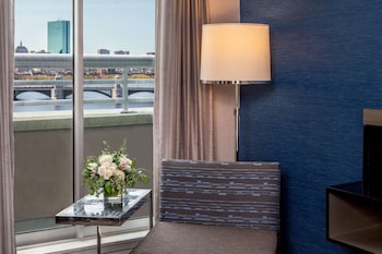 Suite, 1 King Bed (Royal One Bedroom - Accessible)