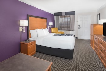 Deluxe Room, 1 King Bed, Smoking (Microwave & Refrigerator)