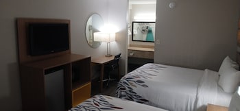 Deluxe Room, 2 Queen Beds, Smoking