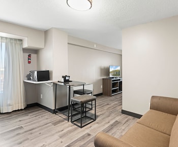 Suite, 1 King Bed, Non Smoking, Kitchenette