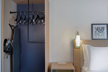 Room, 1 King Bed, Accessible (Mobility & Hearing, Roll-in Shower)