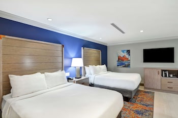 Room, 2 Queen Beds, Accessible, Bathtub