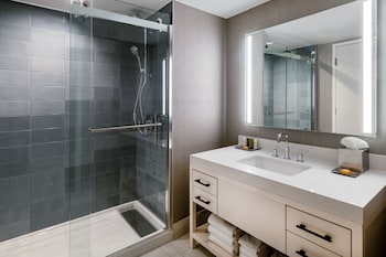 Studio Suite, 1 King Bed, City View