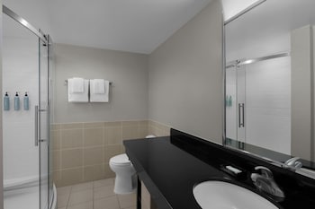 Room, 2 Queen Beds, Pool View