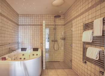 Junior Suite, 1 King Bed, Jetted Tub
