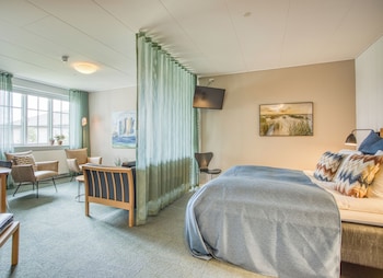 Junior Suite, 1 King Bed, Jetted Tub