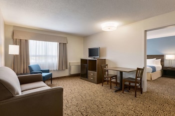 Suite, 1 King Bed, Non Smoking, Ground Floor (One-Bedroom)