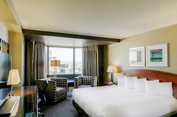 Room, 1 King Bed, Accessible, Bathtub (Mobility/Hearing, Skyline View)